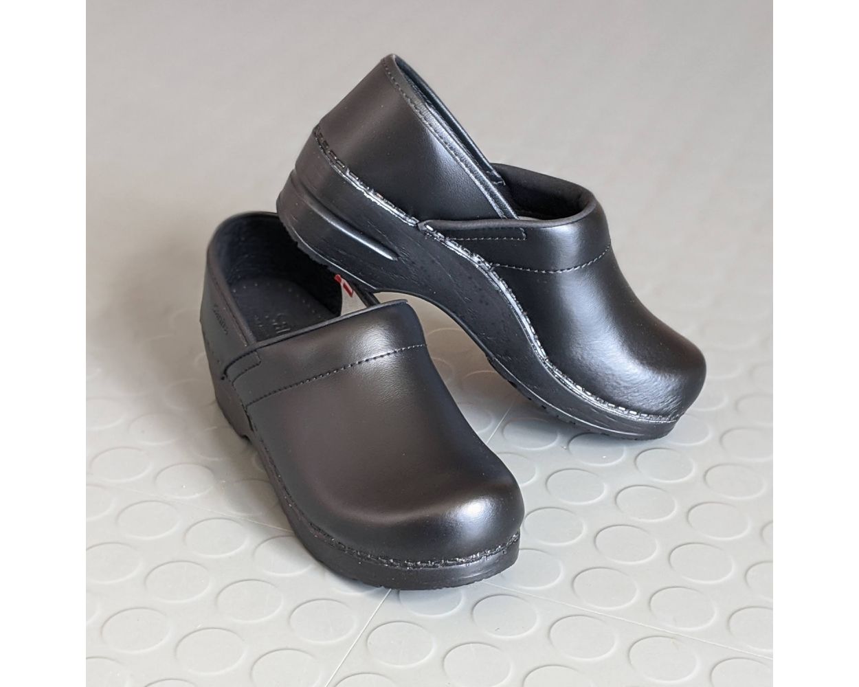 Sanita Professional Smooth Closed Clogs in Black 1500006